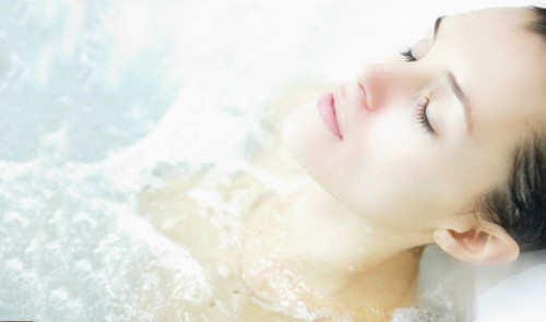 Помимо очищающего эффекта, содовая ванна помогает расслабиться, снять головную и менструальную боль