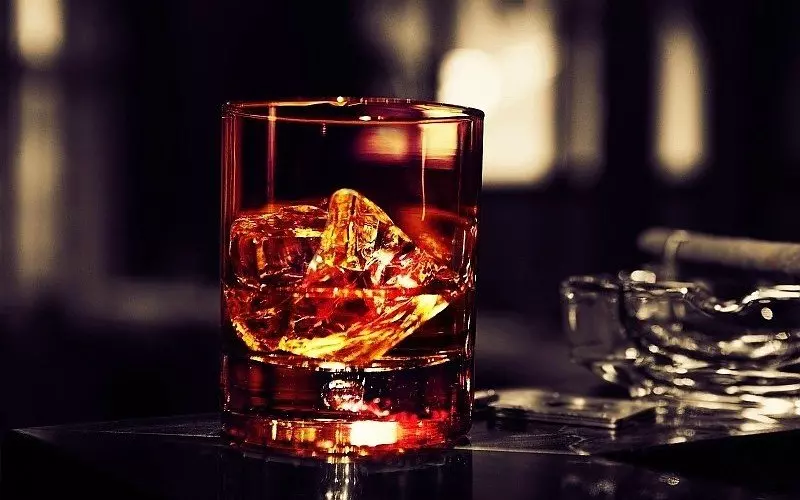 стакан с алкоголем и льдом