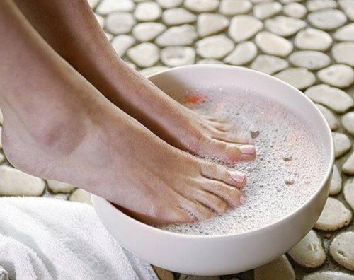 Помогают теплые ножные ванны с добавлением морской соли