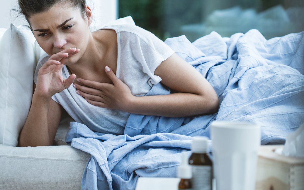 Сухой приступообразный кашель у ребенка или взрослого человека может проявляться в любое время суток