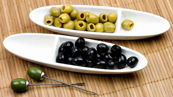 Различие между оливками и маслинами