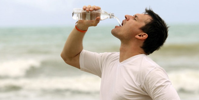мужчина пьет воду