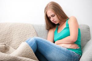 кишечные колики у взрослых симптомы лечение 