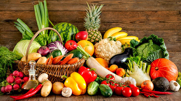Овощи и фрукты на столе
