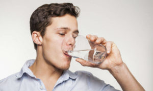 Человек пьёт воду