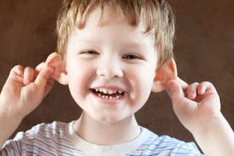 Ребенок демонстрирует уши