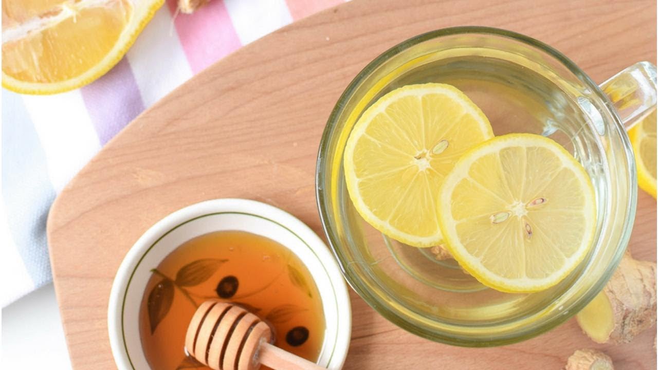 Мед утром польза. Мед с лимоном. Вода с лимоном и медом. Медовая вода с лимоном. Детокс вода с медом.