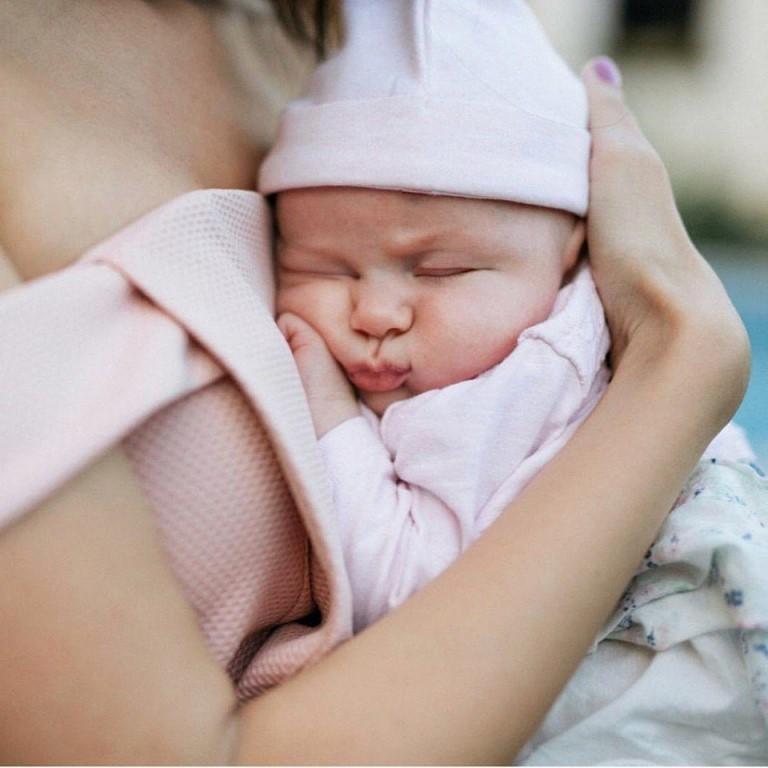 Новорожденный на руках у мамы