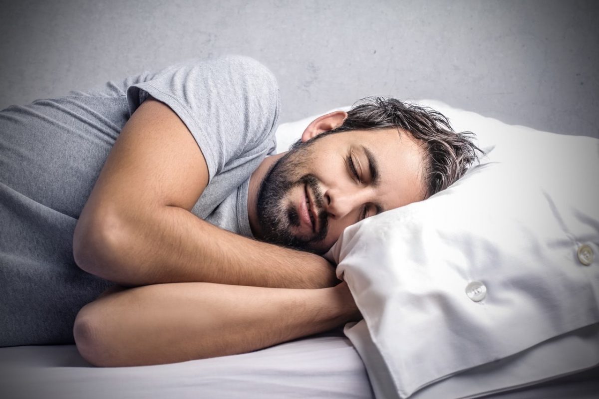 Причины, почему по утрам после сна, когда встаешь закладывает ухо и что делать