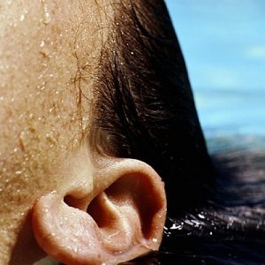 Что делать, если попала вода в ухо