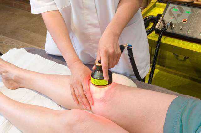 Лечение лазером в области коленного сустава