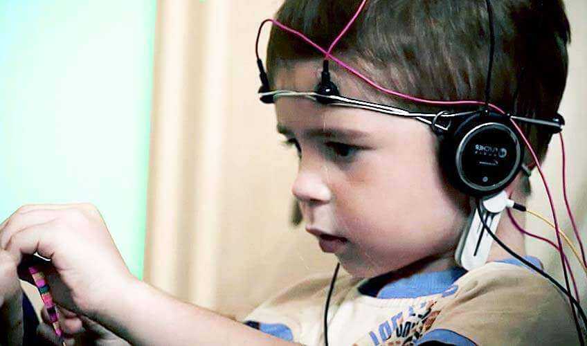 Ребенок на процедуре слуховой стимуляции