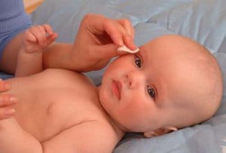 промывание глаза новорожденному