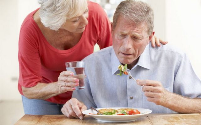 Трудности с глотанием пищи у пожилого человека – признаки, лечение и рекомендации для родственников