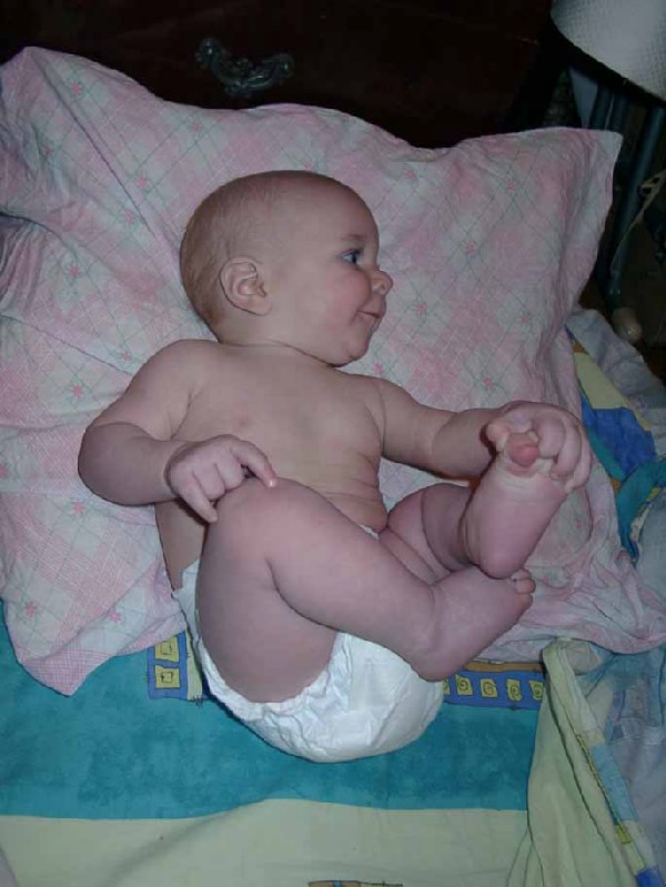 В каком возрасте подсаживать. Присаживание мальчика в 5 месяцев. Присаживание ребенка в 5 месяцев мальчик. Присаживание ребенка в 6 месяцев мальчик. Присаживать ребенка в подушки.