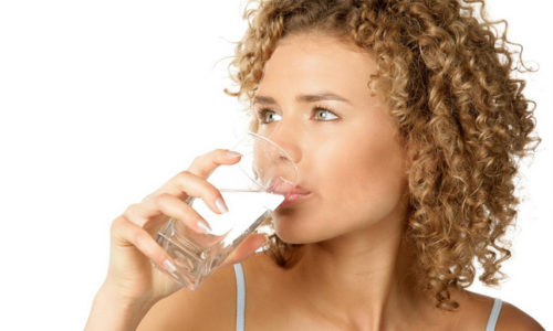 После употребления алкогольных напитков, одним из методов восстановления может стать употребление чистой некипяченой воды. Это позволит быстрее вывести из организма остатки алкоголя