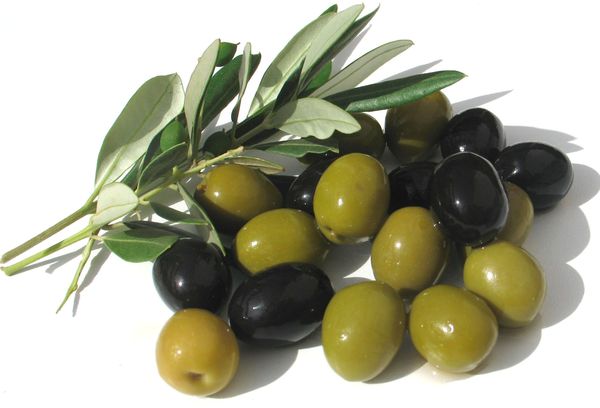 зеленые и черные маслины