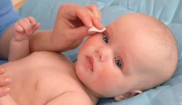 Гигиена глаз у младенца