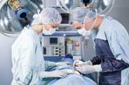 Хирурги делают операцию при обтурации желчевыводящих путей