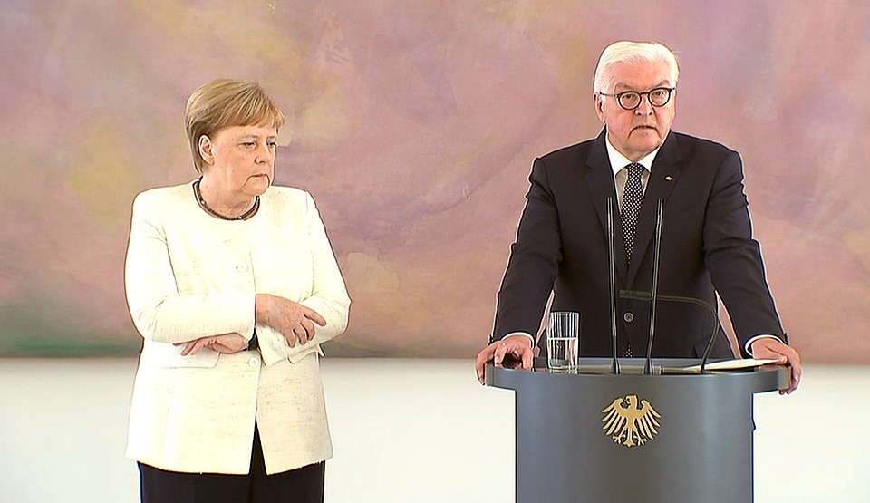 Во время пресс-конференции в резиденции президента ФРГ Франка-Вальтера Штайнмайера канцлер Меркель явно чувствовала себя не совсем здоровой. Фото: REUTERS