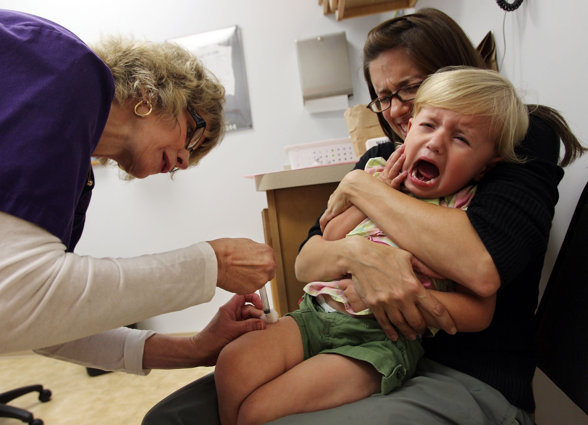 Прививки дети плачут