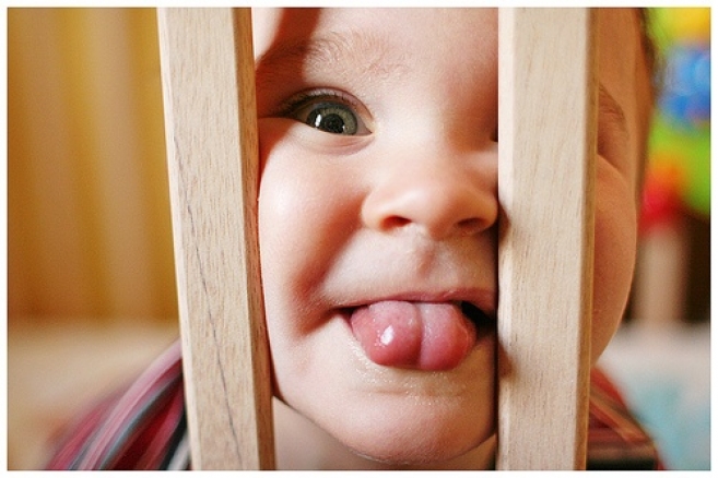 Фото — 9 Дети часто тащат в рот много бытовых предметов, как результат — прыщ на языке