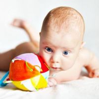 как научить малыша держать голову