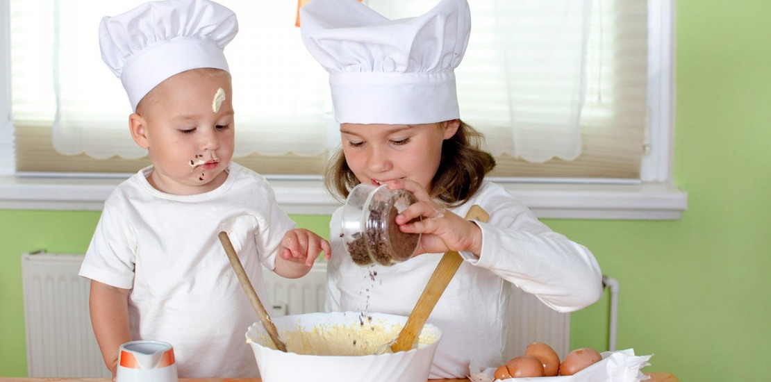 дети замешивают тесто и добавляют специи