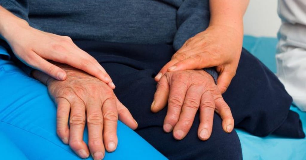 Тремор рук в пожилом возрасте: причины, лечение