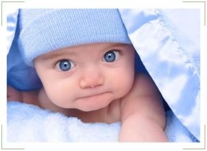 Когда меняется цвет глаз у новорожденных
